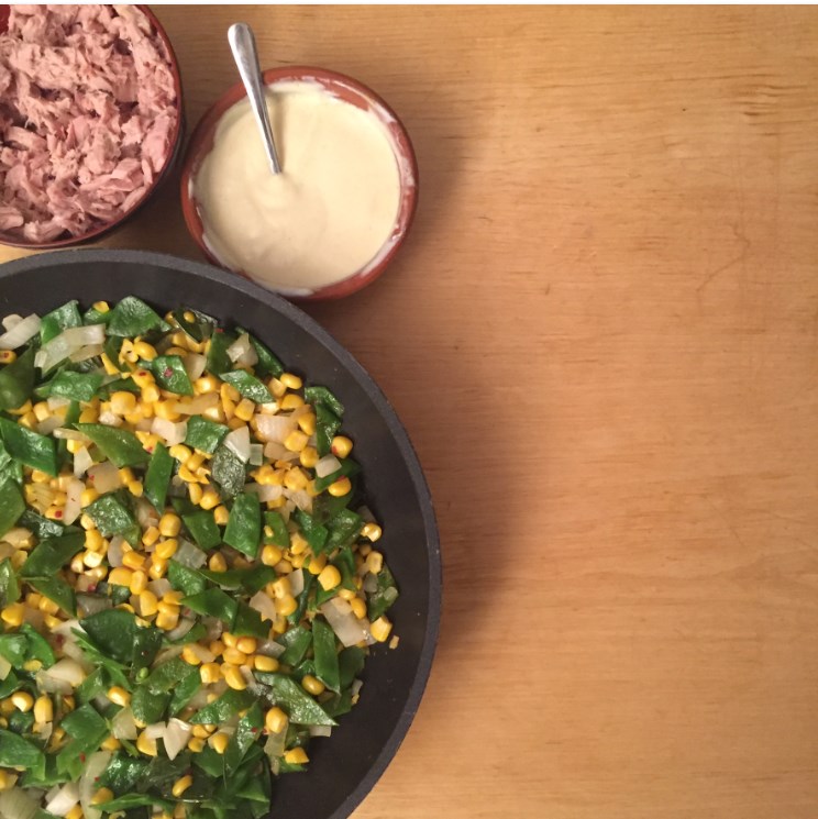 bereiding slawraps nicoise met gezonde tonijnsalade, mais en mangetout
