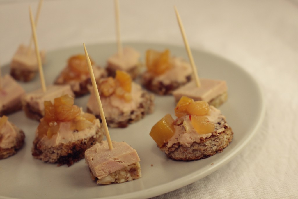 sticky dadel amandelrepen ideetje met foie gras amuse hapje aperitiefhapje mangochutney homemade kerst kerstmenu