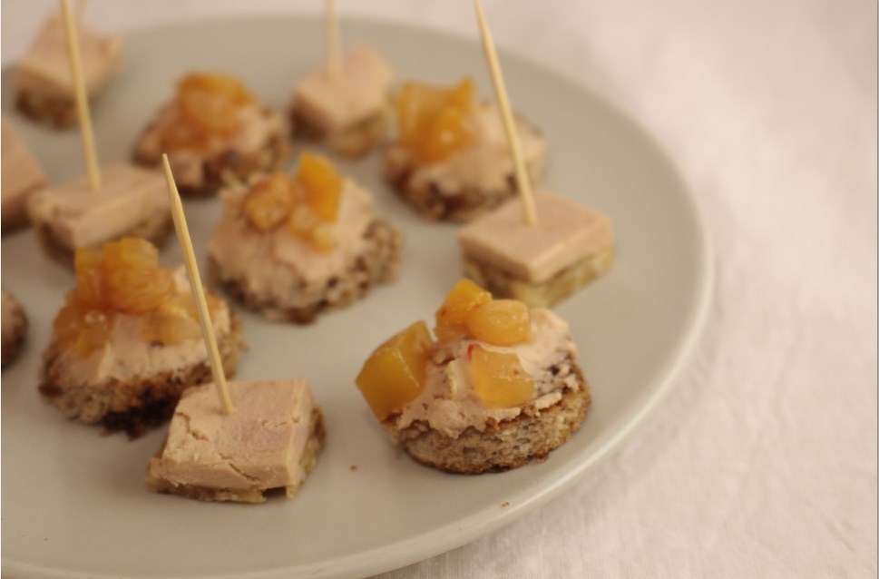 toastjes van rozijnenbrood met foie gras en homemade mangochutney