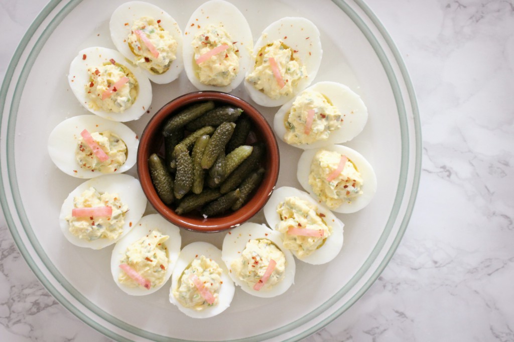 devilled eggs met mayonaise augurken en gepekelde radijzen in sushiazijn