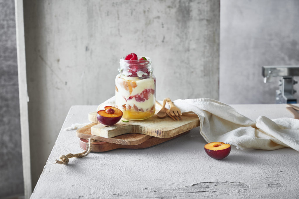 dessertbokaal met lemon curd en geroosterde pruimen, goestjes voor Aldi lentemagazine 2020